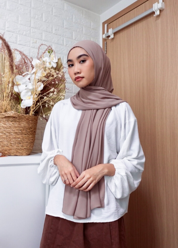 Hijab instan dengan aksen lipatan kerut